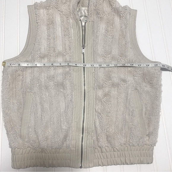 Maurices Faux Fur Hooded Vest size Large - Picture 11 of 12